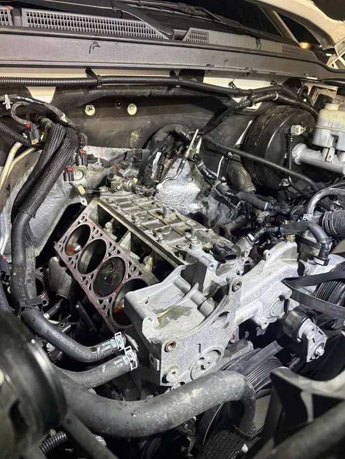 Motor desmontado con los cilindros expuestos